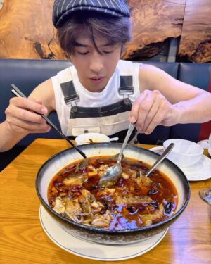 Chen Bolin Instagram - 這個水煮魚真好吃 🌶😝✨

過年期間、就是要吃吃喝喝啊❗️ 🥢😋

然後吃飽飯後、就去看場電影吧 🍿🥤✨

🐲🤑💰🧧✨

#還錢
#龍年
#過年期間就是應該看場電影吧