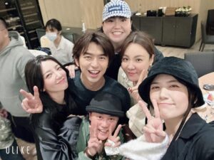 Chen Bolin Instagram - 不如海邊吹吹風，順利殺青✨🌬️

謝謝劇組的所有成員們 ⭐️❣️

和你們一起在金門吹吹風的日子，
真的真的很開心 🩵✨

謝謝最帥Peter導、辛苦啦～
🫶🏻✨

#不如海邊吹吹風 
#loveyouall