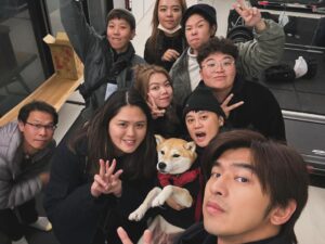 Chen Bolin Instagram - 不如海邊吹吹風，順利殺青✨🌬️

謝謝劇組的所有成員們 ⭐️❣️

和你們一起在金門吹吹風的日子，
真的真的很開心 🩵✨

謝謝最帥Peter導、辛苦啦～
🫶🏻✨

#不如海邊吹吹風 
#loveyouall