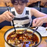 Chen Bolin Instagram - 這個水煮魚真好吃 🌶😝✨ 過年期間、就是要吃吃喝喝啊❗️ 🥢😋 然後吃飽飯後、就去看場電影吧 🍿🥤✨ 🐲🤑💰🧧✨ #還錢 #龍年 #過年期間就是應該看場電影吧