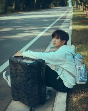 Chen Bolin Instagram - 🌲🦊🧳
Samsonite x Maison Kitsuné ✨
『Carry Your Wanderlust』
身為旅行者，在探索世界的同時，有個時髦且精緻的配備來一起冒險，是多麼帥氣的事情～
全球限量的經典迷彩小狐狸躍上 Samsonite 不朽傳奇工藝!
一起來場無極限的冒險旅程吧 ☀️🌊🏕️🏔️🌳
@samsonite_taiwan 
#SamsoniteTW #CarryYourWanderlust #MaisonKitsunexSamsonite