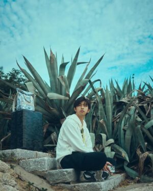 Chen Bolin Instagram - 🌲🦊🧳
Samsonite x Maison Kitsuné ✨
『Carry Your Wanderlust』
身為旅行者，在探索世界的同時，有個時髦且精緻的配備來一起冒險，是多麼帥氣的事情～
全球限量的經典迷彩小狐狸躍上 Samsonite 不朽傳奇工藝!
一起來場無極限的冒險旅程吧 ☀️🌊🏕️🏔️🌳
@samsonite_taiwan 
#SamsoniteTW #CarryYourWanderlust #MaisonKitsunexSamsonite