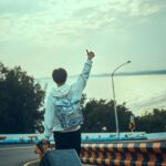 Chen Bolin Instagram - 🌲🦊🧳 Samsonite x Maison Kitsuné ✨ 『Carry Your Wanderlust』 身為旅行者，在探索世界的同時，有個時髦且精緻的配備來一起冒險，是多麼帥氣的事情～ 全球限量的經典迷彩小狐狸躍上 Samsonite 不朽傳奇工藝! 一起來場無極限的冒險旅程吧 ☀️🌊🏕️🏔️🌳 @samsonite_taiwan #SamsoniteTW #CarryYourWanderlust #MaisonKitsunexSamsonite