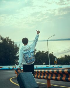 Chen Bolin Instagram - 🌲🦊🧳 Samsonite x Maison Kitsuné ✨ 『Carry Your Wanderlust』 身為旅行者，在探索世界的同時，有個時髦且精緻的配備來一起冒險，是多麼帥氣的事情～ 全球限量的經典迷彩小狐狸躍上 Samsonite 不朽傳奇工藝! 一起來場無極限的冒險旅程吧 ☀️🌊🏕️🏔️🌳 @samsonite_taiwan #SamsoniteTW #CarryYourWanderlust #MaisonKitsunexSamsonite