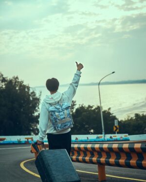 Chen Bolin Instagram - 🌲🦊🧳
Samsonite x Maison Kitsuné ✨
『Carry Your Wanderlust』
身為旅行者，在探索世界的同時，有個時髦且精緻的配備來一起冒險，是多麼帥氣的事情～
全球限量的經典迷彩小狐狸躍上 Samsonite 不朽傳奇工藝!
一起來場無極限的冒險旅程吧 ☀️🌊🏕️🏔️🌳
@samsonite_taiwan 
#SamsoniteTW #CarryYourWanderlust #MaisonKitsunexSamsonite