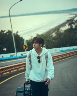 Chen Bolin Instagram - 🌲🦊🧳
Samsonite x Maison Kitsuné ✨
『Carry Your Wanderlust』
身為旅行者，在探索世界的同時，有個時髦且精緻的配備來一起冒險，是多麼帥氣的事情～
全球限量的經典迷彩小狐狸躍上 Samsonite 不朽傳奇工藝!
一起來場無極限的冒險旅程吧 ☀️🌊🏕️🏔️🌳
@samsonite_taiwan 
#SamsoniteTW #CarryYourWanderlust #MaisonKitsunexSamsonite