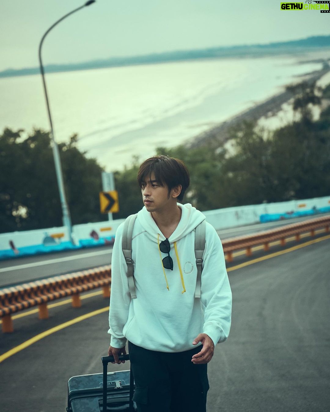 Chen Bolin - 17.6K Likes - 🌲🦊🧳
Samsonite x Maison Kitsuné ✨
『Carry Your Wanderlust』
身為旅行者,在探索世界的同時,有個時髦且精緻的配備來一起冒險,是多麼帥氣的事情~
全球限量的經典迷彩小狐狸躍上 Samsonite 不朽傳奇工藝!
一起來場無極限的冒險旅程吧 ☀️🌊🏕️🏔️🌳
@samsonite_taiwan
#SamsoniteTW #CarryYourWanderlust #MaisonKitsunexSamsonite