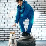 Chen Bolin Instagram - @elletaiwan 🏔️🏜️🌊🪁🪨 和 @afuriinu 一起宣傳《極島森林2》 🐾 🌳 @extreme.forest