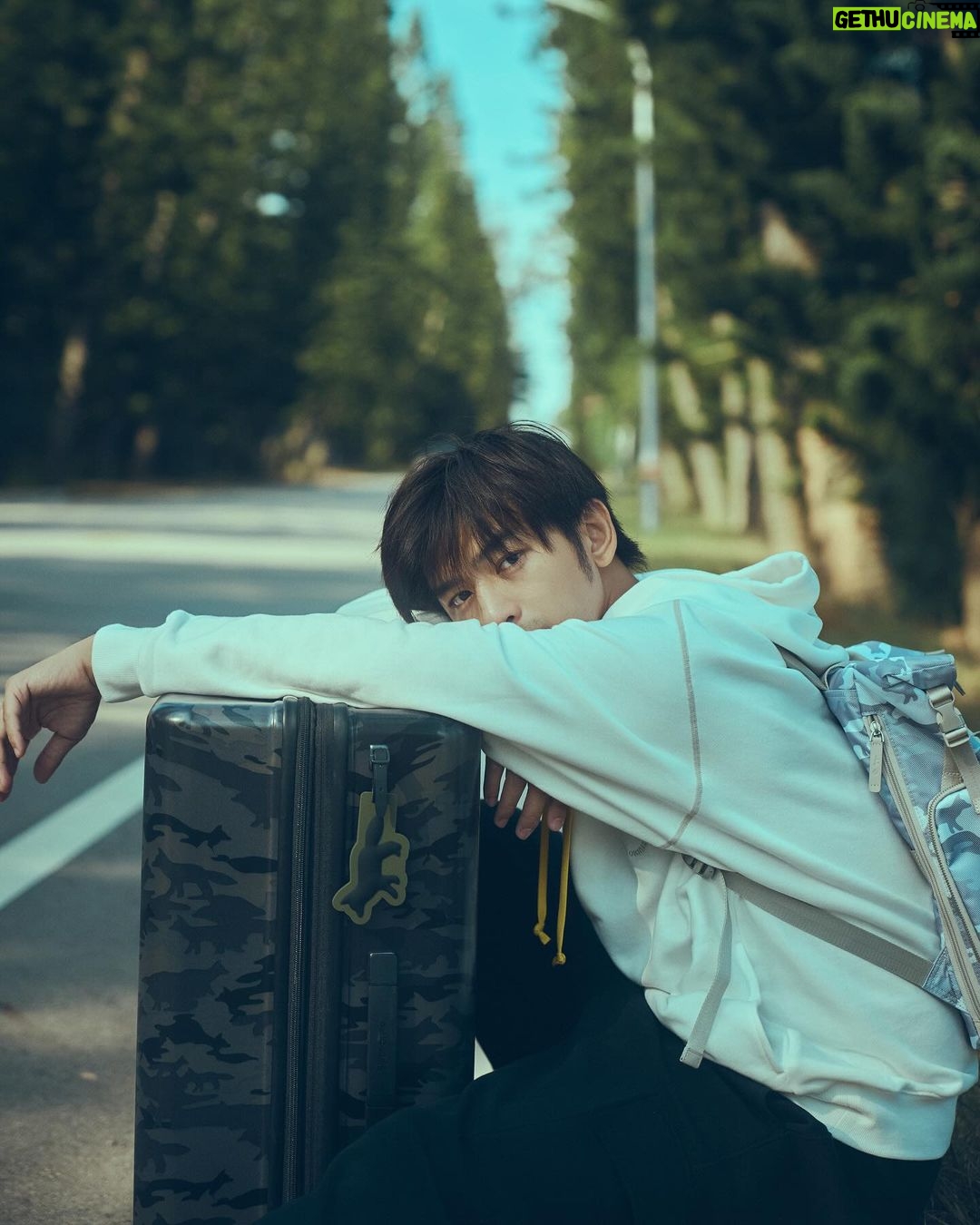 Chen Bolin - 17.6K Likes - 🌲🦊🧳
Samsonite x Maison Kitsuné ✨
『Carry Your Wanderlust』
身為旅行者,在探索世界的同時,有個時髦且精緻的配備來一起冒險,是多麼帥氣的事情~
全球限量的經典迷彩小狐狸躍上 Samsonite 不朽傳奇工藝!
一起來場無極限的冒險旅程吧 ☀️🌊🏕️🏔️🌳
@samsonite_taiwan
#SamsoniteTW #CarryYourWanderlust #MaisonKitsunexSamsonite