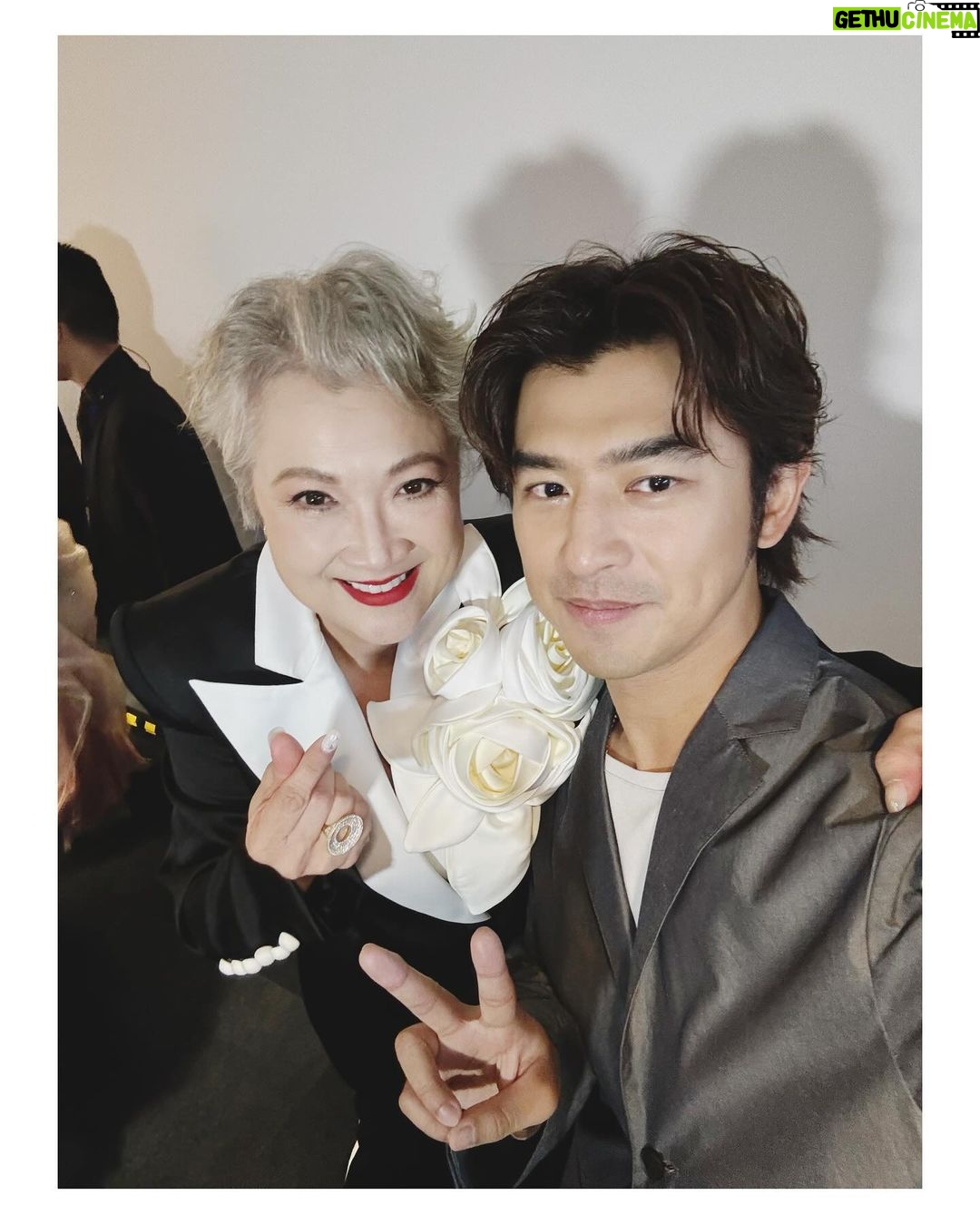 Chen Bolin Instagram - Back stage 紅星大獎💫 Thank you Singapore ~~~ Good time good food good people here like always 🫶🏻✨🇸🇬 Alamak! Too Shiok too short time lah~ Hope can stay longer next time ✨ Terima kasih!🤙🏻✨ 🩵SG my suits so shuài @peterwuparis #紅星大獎2024