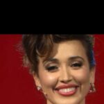 Chiara Francini Instagram – Buon anno❤️

“Goditi potere e bellezza della tua gioventù. Non ci pensare. Il potere di bellezza e gioventù lo capirai solo una volta che se ne saranno andate. 
Non preoccuparti del futuro. Oppure preoccupati ma sapendo che questo ti aiuterà quanto masticare un chewing-gum per risolvere un’equazione algebrica. I veri problemi della vita saranno cose a cui non avevi mai pensato, di quelle che ti pigliano di sorpresa alle 4 di un pigro martedì pomeriggio. 
Fai una cosa ogni giorno che sei spaventato: canta! 
Non essere crudele col cuore degli altri. Non tollerare chi è crudele col tuo. Non perdere tempo con l’invidia: a volte sei in cima, a volte resti indietro. La corsa è lunga e, alla fine, è soltanto con te stesso. Ricorda i complimenti e scordati gli insulti e se ci riesci insegnami come si fa. Conserva le vecchie lettere d’amore, butta i vecchi estratti-conto. Rilassati! 
Non sentirti in colpa se non sai cosa vuoi fare della tua vita. Le persone più interessanti che conosco a ventidue anni non lo sapevano e i quarantenni più interessanti che conosco ancora non lo sanno.
Forse ti sposerai o forse no. Forse avrai figli o forse no. Forse divorzierai a quarant’anni. Forse ballerai con lei al 75 anniversario di matrimonio. Comunque vada, non essere troppo fiero di te stesso, ma non rimproverarti neanche: le tue scelte sono scommesse, come quelle di chiunque altro. Goditi il tuo corpo, usalo in tutti i modi che puoi, senza paura e senza temere quel che pensa la gente. E’ il più grande strumento che potrai mai avere. Balla! Anche se il solo posto che hai per farlo è il tuo soggiorno
Sappi che gli amici vanno e vengono, ma alcuni, i più preziosi, rimarranno per sempre. Datti da fare per colmare le distanze geografiche e gli stili di vita, perché più diventi vecchio, più hai bisogno delle persone che conoscevi da giovane. Sii cauto nell’accettare consigli, ma sii paziente con chi li dispensa.
I consigli sono una forma di nostalgia Dispensarli è un modo di ripescare il passato dal dimenticatoio, ripulirlo, passare una bella mano di vernice sulle parti più brutte e poi riciclarlo per più di quel che valga
Ma accetta il consiglio, almeno per questa volta”

The Big Kahuna