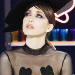 Chiara Francini Instagram – ❤️🌈🔥La finale è giunta!
La Regina è VIVA! VIVA LA REGINA👑🫅🤴👸🏻
Per me lo sono tutte. Da sempre. 
L’AperiFrancini ha reso ebbra me e i coniglietti che stavano con me. Buongustai🐰🍧🌈
DragRace è uno dei doni più belli mi siano stati fatti. C’è tutto ciò che amo laggiù, in quel paese fatato: la luce, la gioia, il dolore, la verità, la vita e la magnificenza di essere ciò che si vuole. Sempre. 

Grazie Ragazze. Mi inchino io. Solo per una volta. E per un buon motivo. 

Grazie ai miei colleghi e amici, e a tutto il team, Dimitri, Luigi, Sacha, Tommaso, Sebastiano, a Ballandi, a Paramount, Francesco, Luca. Grazie. 
A Mennella, Ninette, Pierrot… giorgette, Angelikà! Per rendermi così topa. Grazie. Ora posso mettere solo flanella. Per un po’. Poco. 

❤️ IL GRAN FINALE DI #dragraceitalia 3 è su @paramountplusit 

Watch #DragRaceItalia Season 3 now! ♥️🇮🇹 Streaming on:
🌎 @wowpresentsplus worldwide

❤️CORRETE. Fosse solo per i miei coniglietti, AMORI!

Prodotto da @ballandi_ 
@dimitricocciuti ❤️

Dress: @moschino 
Jewels: @moschino 
Shoes: @lesilla 
Gloves: @dueccigloves 
Fascinator: @verdemaggio 

APERIFRANCINI
Total look: @alessandroenriquez_official 
Shoes: @lesilla 
Hat: @moschino 

Make up: @valentini.nina 
Hair: Piero Giordi per @minetteroma 

Styling: @andrea.mennella 

Thanks: @comosuenaelcorazon 
@angycom72 

Le nostre QUEENS

@sypario 
@vezirja
@sissylea.queen
@lasheevadq
@amy_krania_dq
@silvanadellamagliana 
@morgana.cosmica 
@laprada_weareallprada 
@the.leila.yarn 
@aurora_lightning 
@adrianapicassoofficial 
@lina.galore 
@bianchinimelionce