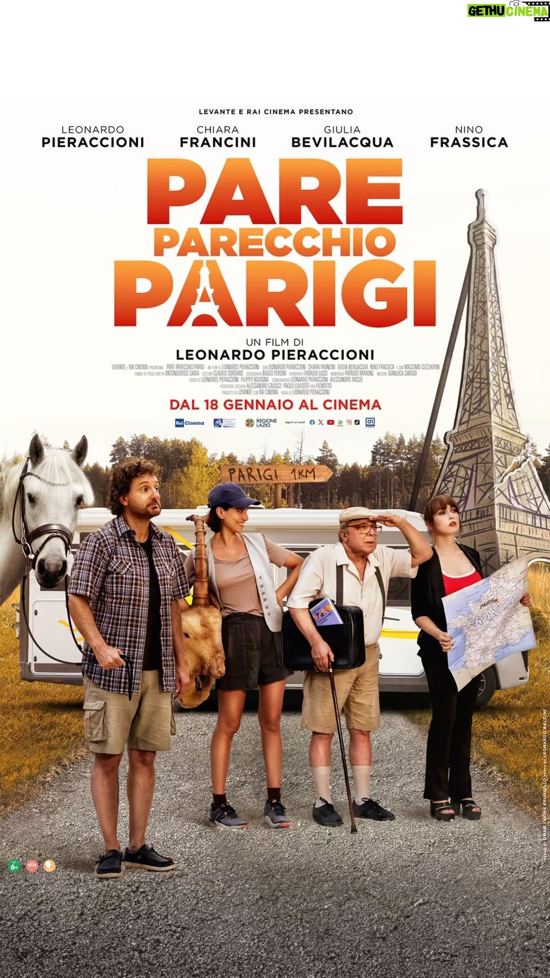 Chiara Francini Instagram - 🗼 🗼Pare Parecchio Parigi ❤️ dal 18 gennaio nei cinemi! Eccoci, siamo noi, la famiglia Cannistraci!Strani, scompigliati, storti, buffi, ma veri. I mi fratello, la mi sorella e il babbo. Ì babbo aveva un sogno, andare a Parigi, e anche se non poteva allontanarsi dall’ospedale… noi ce l’abbiamo portato lo stesso. Siamo andati a Parigi senza mai uscire da un maneggio. Perché i sogni son desideri. E perché anche se fai il giro del mondo, alla fine, torni sempre nello stesso punto, no? Questo film è liberamente ispirato ad una storia vera. Ed è dedicato a tutti i sognatori. A tutti noi. Ed è un vero dono. PARE PARECCHIO PARIGI Dal 18 gennaio al cinema. Leonardo, Giulia, Nino ed io si more dalla voglia di farvelo vedere! E voi che ce la fate ad aspettare il 18 gennaio??? #PareParecchioParigi @01distribution