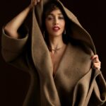Chiara Francini Instagram - ❤️Ora che ti voglio. Dobbiamo avere il coraggio di chiedere e ottenere TUTTO: felicità, diritti, bellezza E LIBERTÀ. Su @donnamoderna di questa settimana mi racconto alla direttrice Maria Elena Viola in un’intervista da leggere sul magazine. E da sentire con la pancia e col cuore. Per tutte voi. ❤️ Fatemi sapere che ne pensate. Vi aspetto in edicola e da domani al cinema con Pare Parecchio Parigi. ❤️🗼 Photo: Marco Craig Styling: Cristina Nava Make-up: @valentini.nina Hair style: Piero Giordi per @minetteroma In Cover Cappotto: @maxmara Gioielli: @crivelliofficial Primo scatto: Cappotto: @maxmara Gioielli: @crivelliofficial Secondo scatto: Maglione over lana scollo a V: @zara Jeans: @citizensofhumanity Gioielli: @crivelliofficial Terzo scatto: Cardigan e pantaloni lana: @ballantyne_official Orecchini: @crivelliofficial Quarto scatto: Gonna a ruota e décolletées j’adior: @dior Quinto scarto: Abito: @wolford Plaid di cashmere: @hermes Décolletees: @sergiorossi Rossi. Hanno collaborato Marco Perize, Chiara Sarelini. Thanks to: @andreamennella