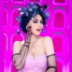 Chiara Francini Instagram - 🌈🇮🇹💖 ... Le farfalle mi si sono posate in testa. Forse perché sono un fiore? Io dico sì. Il tema puntata è: A ritmo di drag La Runway🌈💅 è: Shine Bright like a Diamond E così, zeppa di Farfalle, Pliè, avvolta di voile o fasciata come un salame di Norcia, chiedo: venite a fare un Battement con me? ❤️ La settima puntata di #dragraceitalia 3 è su @paramountplusit Watch #DragRaceItalia Season 3 now! ♥️🇮🇹 Streaming on: 🌎 @wowpresentsplus worldwide ❤️ vi aspettiamo, al varco. AMORI❤️ Prodotto da @ballandi_ @dimitricocciuti ❤️ Pino Dress: @enricocoveri_official archivio Shoes: @rogervivier Fascinator: @verdemaggio Gloves: @dueccigloves Black dress: @stellajean_sj_ Shoes: @lesilla Fasciantor: @verdemaggio Make up: @valentini.nina Hair: Piero Giordi per @minetteroma Styling: @andrea.mennella Thanks: @comosuenaelcorazon @angycom72 Le nostre QUEENS @sypario @vezirja @sissylea.queen @lasheevadq @amy_krania_dq @silvanadellamagliana @morgana.cosmica @laprada_weareallprada @the.leila.yarn @aurora_lightning @adrianapicassoofficial @lina.galore @bianchinimelionce