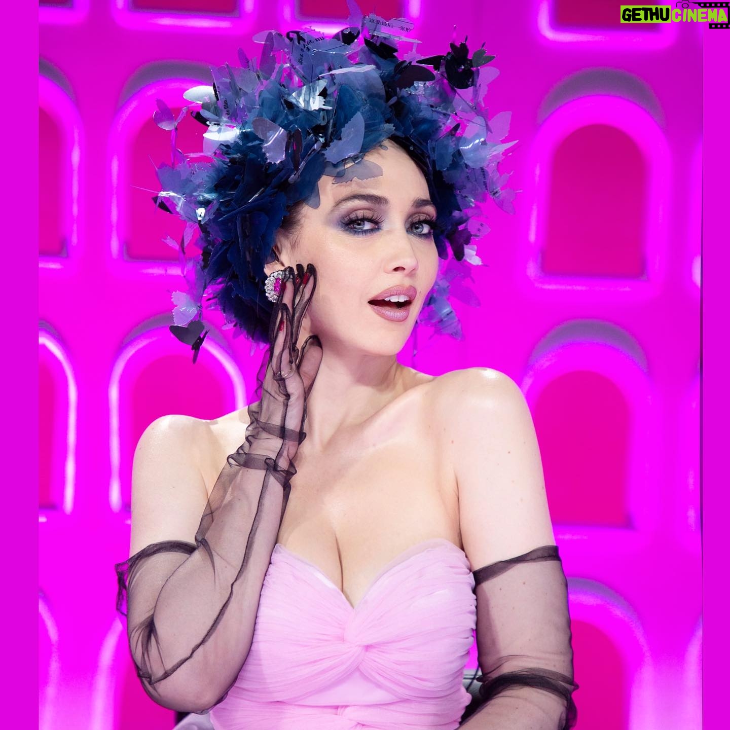 Chiara Francini - 15.6K Likes - 🌈🇮🇹💖
... Le farfalle mi si sono posate in testa. Forse perché sono un fiore?
Io dico sì.
Il tema puntata è: A ritmo di drag
La Runway🌈💅 è: Shine Bright like a Diamond
E così, zeppa di Farfalle, Pliè, avvolta di voile o fasciata come un salame di Norcia, chiedo: venite a fare un Battement con me?
❤️ La settima puntata di #dragraceitalia 3 è su @paramountplusit
Watch #DragRaceItalia Season 3 now! ♥️🇮🇹 Streaming on:
🌎 @wowpresentsplus worldwide
❤️ vi aspettiamo, al varco. AMORI❤️
Prodotto da @ballandi_
@dimitricocciuti ❤️
Pino Dress: @enricocoveri_official archivio
Shoes: @rogervivier
Fascinator: @verdemaggio
Gloves: @dueccigloves
Black dress: @stellajean_sj_
Shoes: @lesilla
Fasciantor: @verdemaggio
Make up: @valentini.nina
Hair: Piero Giordi per @minetteroma
Styling: @andrea.mennella
Thanks: @comosuenaelcorazon
@angycom72
Le nostre QUEENS
@sypario
@vezirja
@sissylea.queen
@lasheevadq
@amy_krania_dq
@silvanadellamagliana
@morgana.cosmica
@laprada_weareallprada
@the.leila.yarn
@aurora_lightning
@adrianapicassoofficial
@lina.galore
@bianchinimelionce