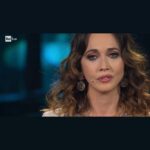 Chiara Francini Instagram – Le ragazze fantasma
Tratto da “Forte e Chiara”, Raiuno, prima puntata.
MERCOLEDÌ 17 su Rai1 ALLE 21,30 LA SECONDA PUNTATA DI “FORTE E CHIARA”, CI SARETE?
Avrò altre due grandi storie da raccontarvi.
Questa è una storia fatta di luce. Una storia che ho trovato. O, forse, è lei che ha trovato me.
È scritta su una lettera che viene da lontano e pareva aspettarmi in un vecchio libro di una bancarella.
E ho deciso di leggervela, perché è indirizzata a tutti noi.
Ditemi che vi lascia.
Noi, se vorrete, ci vediamo mercoledì prossimo, 17 aprile ore 21,30 con la seconda puntata di Forte e Chiara.
#forteechiara
