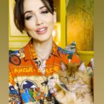Chiara Francini Instagram – 💥FORTE E CHIARA💥
STASERA 10 Aprile, ore 21,30 su @RaiUno SIATE DEI NOSTRI!
State con me. Ma mai senza di lui.
Ricorre oggi il solito maldestro tentativo di corteggiare. Che fare?
Ce lo dice Rollone con L’ALMAGATTO🐱, ovvero consigli sdraiati per giorni così!
Per oggi dovrà bastarvi, ma io e Rollone abbiamo ancora molto da dirvi. E da mostrarvi. STASERA!
#forteechiara