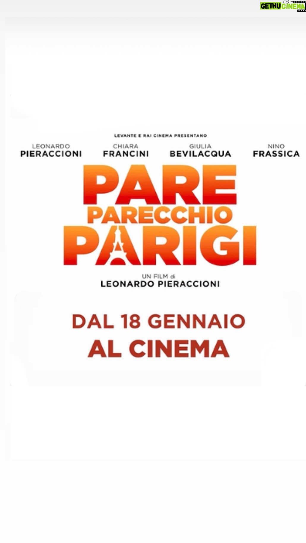 Chiara Francini Instagram - 🎁🎄BUON NATALE A TUTTI VOI! Questo è il nostro regalo! Il primo traielerone di Pare Parecchio Parigi, il nostro film, che dal 18 gennaio sarà nei cinemi! Non vedo l’ora che lo vediate! È tratto da una storia vera. È un film per tutti i sognatori. È per tutti noi. Vi piace? ❤️ Un film di @leonardo_pieraccioni Con Leonardo, Giulia Bevilacqua, Nino Frassica, i mi babbo e miei fratelli. E parecchi altri. Tutti parecchio boni. #pareparecchioparigi @01distribution