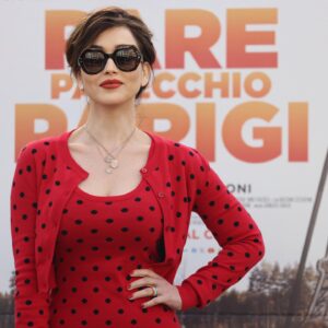 Chiara Francini Instagram - 🗼PARE PARECCHIO PARIGI🎉
Conferenzona stampa! 
CI SIAMO! GIOVEDÌ 18 GENNAIO SI PARTE!
Leonardo Pieraccioni, Nino Frassica, Giulia Bevilacqua, io ed altri STRAORDINARI compagni, giovedì … si parte dal cinema e si va A PARIGI🗼🎉
Venite con NOI in questo viaggio di bene sogni e fantasia? 

Dress: @moschino 
Bag: @moschino 
Shoes: @casadeiofficial 
Jewels: @crivelliofficial 

Make-up: @valentini.nina 
Hair: Piero Giordi per @minetteroma 

Styling: @andrea.mennella 
Thanks to: @ggiorgiacatanese 

#pareparecchioparigi 

@01distribution