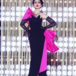 Chiara Francini Instagram – ❤️🌈🔥La finale è giunta!
La Regina è VIVA! VIVA LA REGINA👑🫅🤴👸🏻
Per me lo sono tutte. Da sempre. 
L’AperiFrancini ha reso ebbra me e i coniglietti che stavano con me. Buongustai🐰🍧🌈
DragRace è uno dei doni più belli mi siano stati fatti. C’è tutto ciò che amo laggiù, in quel paese fatato: la luce, la gioia, il dolore, la verità, la vita e la magnificenza di essere ciò che si vuole. Sempre. 

Grazie Ragazze. Mi inchino io. Solo per una volta. E per un buon motivo. 

Grazie ai miei colleghi e amici, e a tutto il team, Dimitri, Luigi, Sacha, Tommaso, Sebastiano, a Ballandi, a Paramount, Francesco, Luca. Grazie. 
A Mennella, Ninette, Pierrot… giorgette, Angelikà! Per rendermi così topa. Grazie. Ora posso mettere solo flanella. Per un po’. Poco. 

❤️ IL GRAN FINALE DI #dragraceitalia 3 è su @paramountplusit 

Watch #DragRaceItalia Season 3 now! ♥️🇮🇹 Streaming on:
🌎 @wowpresentsplus worldwide

❤️CORRETE. Fosse solo per i miei coniglietti, AMORI!

Prodotto da @ballandi_ 
@dimitricocciuti ❤️

Dress: @moschino 
Jewels: @moschino 
Shoes: @lesilla 
Gloves: @dueccigloves 
Fascinator: @verdemaggio 

APERIFRANCINI
Total look: @alessandroenriquez_official 
Shoes: @lesilla 
Hat: @moschino 

Make up: @valentini.nina 
Hair: Piero Giordi per @minetteroma 

Styling: @andrea.mennella 

Thanks: @comosuenaelcorazon 
@angycom72 

Le nostre QUEENS

@sypario 
@vezirja
@sissylea.queen
@lasheevadq
@amy_krania_dq
@silvanadellamagliana 
@morgana.cosmica 
@laprada_weareallprada 
@the.leila.yarn 
@aurora_lightning 
@adrianapicassoofficial 
@lina.galore 
@bianchinimelionce