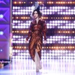 Chiara Francini Instagram - 🌈🇮🇹💖 ... il giorno è giunto!!! La puntata è giunta. Vi dico solo @tizianoferro Vi dico solo Snacht Game. Vi voglio solo sentire urlare o miagolare. Il tema della Runway è: TWIST 🌈💅 E così, vostra caramella, avvolta d’oro - scartatemi - con dei felini in testa, Rollone e Nej Nej, io micia selvatica, vi ordino… ammansitemi! ❤️ La sesta puntata di #dragraceitalia 3 è su @paramountplusit Watch #DragRaceItalia Season 3 now! ♥️🇮🇹 Streaming on: 🌎 @wowpresentsplus worldwide ❤️Priscilla, io, Paola, Paolo e Tiziano mio micione bono, vi aspettiamo, al varco. AMORI❤️ Prodotto da @ballandi_ @dimitricocciuti ❤️ Dress: @enricocoveri_official Archivio (1985) Shoes: @lesilla Fascinator: @francescacuccohandmade Pink dress: @emiliopucci Shoes: @lesilla Fascinator: @verdemaggio Make up: @valentini.nina Hair: Piero Giordi per @minetteroma Styling: @andrea.mennella Thanks: @comosuenaelcorazon @angycom72 Le nostre QUEENS @sypario @vezirja @sissylea.queen @lasheevadq @amy_krania_dq @silvanadellamagliana @morgana.cosmica @laprada_weareallprada @the.leila.yarn @aurora_lightning @adrianapicassoofficial @lina.galore @bianchinimelionce