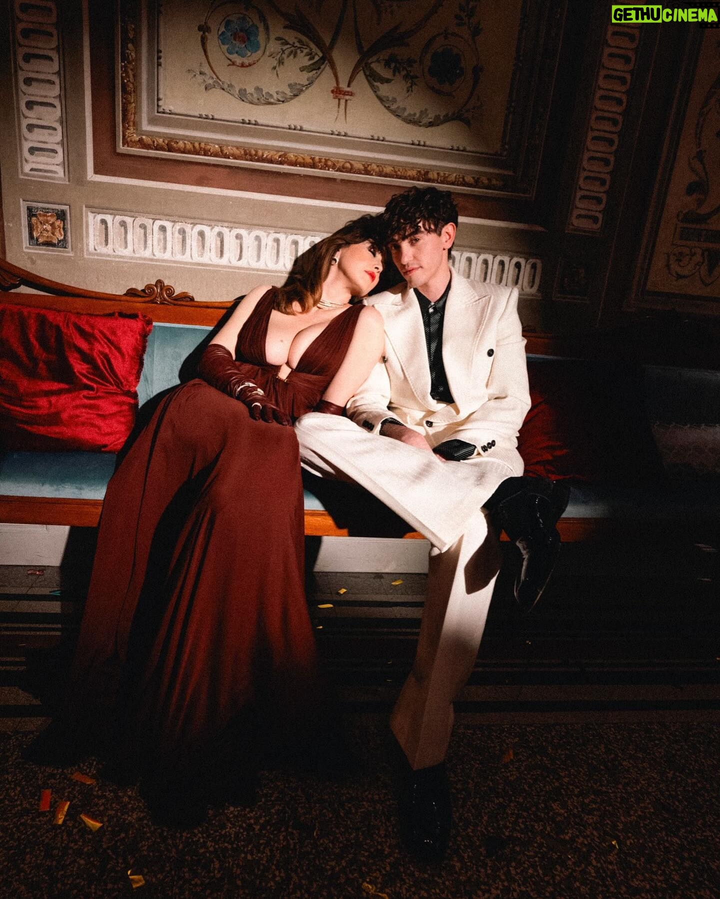 Chiara Francini Instagram - Umorismo italiano 🤭❤️ fuori il video (come dicono i giovani) Fuori TUTTO. Grazie al principe @michelebravi ❤️ feat: @therealgue Ah ah ah❤️ Dress: @faustopuglisi per @roberto_cavalli Styling: @andrea.mennella Jewel: @crivelliofficial Make up @valentini.nina Hair: @minetteroma Comunicazione: @mncomm.it