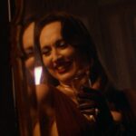 Chiara Francini Instagram - il videoclip di umorismo italiano (feat. @therealgue) con la partecipazione straordinaria di @chiarafrancini fuori domani alle 14.00 che risate ah ah ah