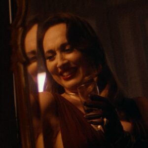 Chiara Francini Instagram - il videoclip di umorismo italiano (feat. @therealgue) con la partecipazione straordinaria di @chiarafrancini fuori domani alle 14.00

che risate
ah ah ah