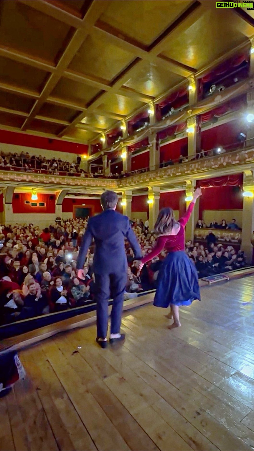 Chiara Francini Instagram - Grazie. Coppia aperta quasi spalancata di Dario Fo e Franca Rame è SEMPRE SOLD OUT!!❤️ Grazie NAPOLI, TIVOLI, TARANTO, LECCE, BORGOMANERO, TORINO (TEATRO ALFIERI), GARBAGNATE, CESANO MADERNO, LAMEZIA TERME, POTENZA, VENOSA, ORTONA, BUDRIO. Grazie! Vi aspettiamo Il resto della Tournée 👇👇 MANTOVA | 9 DICEMBRE ORE 21 TEATRO SOCIALE CONEGLIANO VENETO (TV) | 10 DICEMBRE ORE 21.00, TEATRO ACCADEMIA BIELLA | 11 DICEMBRE Teatro Odeon ore 20,45 BITONTO | 17 DICEMBRE, TEATRO TRAETTA FASANO (BR) | 18 DICEMBRE, TEATRO KENNEDY CHIVASSO 21 DICEMBRE, TEATRO CIVICO ROMA | DAL 22 AL 24 APRILE ORE 20.30, TEATRO OLIMPICO LACEDONIA (AV) | 27 APRILE, TEATRO COMUNALE CASTELLAMARE DI STABIA | 28 APRILE, TEATRO SUPER CINEMA LUINO (VA) | 2 MAGGIO, TEATRO SOCIALE APRILIA | 4 MAGGIO, TEATRO EUROPA MESSINA | DAL 15 AL 17 MAGGIO, TEATRO VITTORIO EMANUELE MODICA (RG) | 18 E 19 MAGGIO, TEATRO GARIBALDI E non finisce qui! ❤️ contenti?