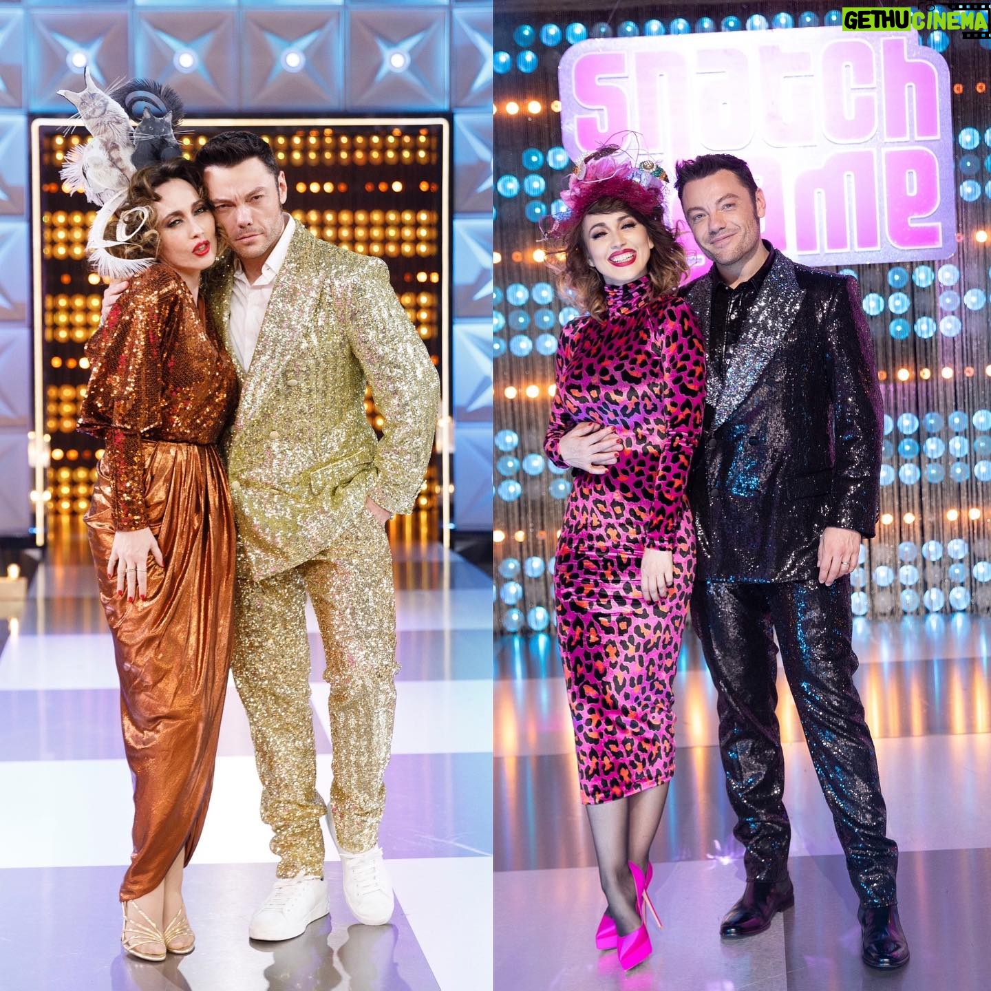 Chiara Francini Instagram - 🌈🇮🇹💖 ... il giorno è giunto!!! La puntata è giunta. Vi dico solo @tizianoferro Vi dico solo Snacht Game. Vi voglio solo sentire urlare o miagolare. Il tema della Runway è: TWIST 🌈💅 E così, vostra caramella, avvolta d’oro - scartatemi - con dei felini in testa, Rollone e Nej Nej, io micia selvatica, vi ordino… ammansitemi! ❤️ La sesta puntata di #dragraceitalia 3 è su @paramountplusit Watch #DragRaceItalia Season 3 now! ♥️🇮🇹 Streaming on: 🌎 @wowpresentsplus worldwide ❤️Priscilla, io, Paola, Paolo e Tiziano mio micione bono, vi aspettiamo, al varco. AMORI❤️ Prodotto da @ballandi_ @dimitricocciuti ❤️ Dress: @enricocoveri_official Archivio (1985) Shoes: @lesilla Fascinator: @francescacuccohandmade Pink dress: @emiliopucci Shoes: @lesilla Fascinator: @verdemaggio Make up: @valentini.nina Hair: Piero Giordi per @minetteroma Styling: @andrea.mennella Thanks: @comosuenaelcorazon @angycom72 Le nostre QUEENS @sypario @vezirja @sissylea.queen @lasheevadq @amy_krania_dq @silvanadellamagliana @morgana.cosmica @laprada_weareallprada @the.leila.yarn @aurora_lightning @adrianapicassoofficial @lina.galore @bianchinimelionce