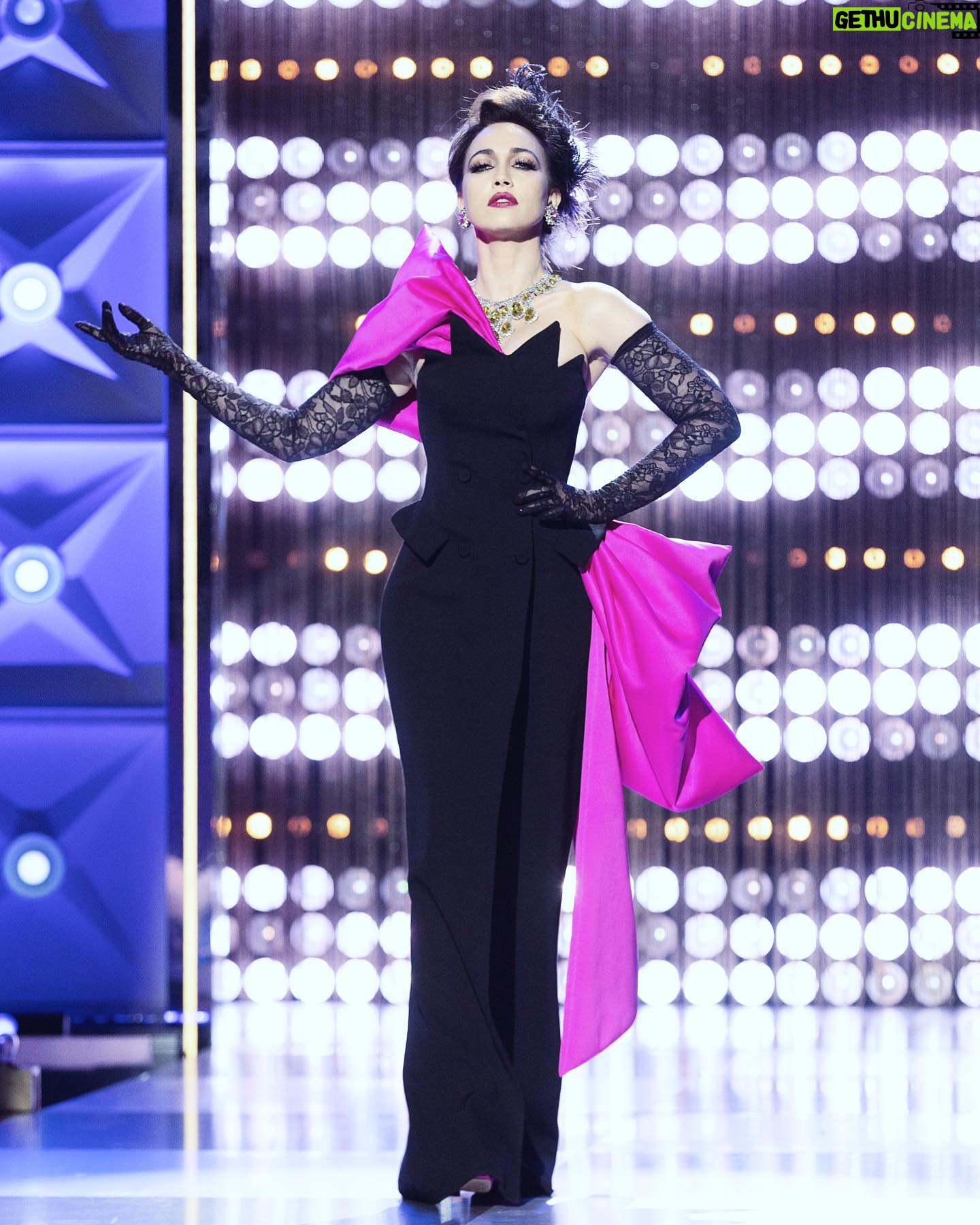 Chiara Francini Instagram - ❤️🌈🔥La finale è giunta! La Regina è VIVA! VIVA LA REGINA👑🫅🤴👸🏻 Per me lo sono tutte. Da sempre. L’AperiFrancini ha reso ebbra me e i coniglietti che stavano con me. Buongustai🐰🍧🌈 DragRace è uno dei doni più belli mi siano stati fatti. C’è tutto ciò che amo laggiù, in quel paese fatato: la luce, la gioia, il dolore, la verità, la vita e la magnificenza di essere ciò che si vuole. Sempre. Grazie Ragazze. Mi inchino io. Solo per una volta. E per un buon motivo. Grazie ai miei colleghi e amici, e a tutto il team, Dimitri, Luigi, Sacha, Tommaso, Sebastiano, a Ballandi, a Paramount, Francesco, Luca. Grazie. A Mennella, Ninette, Pierrot… giorgette, Angelikà! Per rendermi così topa. Grazie. Ora posso mettere solo flanella. Per un po’. Poco. ❤️ IL GRAN FINALE DI #dragraceitalia 3 è su @paramountplusit Watch #DragRaceItalia Season 3 now! ♥️🇮🇹 Streaming on: 🌎 @wowpresentsplus worldwide ❤️CORRETE. Fosse solo per i miei coniglietti, AMORI! Prodotto da @ballandi_ @dimitricocciuti ❤️ Dress: @moschino Jewels: @moschino Shoes: @lesilla Gloves: @dueccigloves Fascinator: @verdemaggio APERIFRANCINI Total look: @alessandroenriquez_official Shoes: @lesilla Hat: @moschino Make up: @valentini.nina Hair: Piero Giordi per @minetteroma Styling: @andrea.mennella Thanks: @comosuenaelcorazon @angycom72 Le nostre QUEENS @sypario @vezirja @sissylea.queen @lasheevadq @amy_krania_dq @silvanadellamagliana @morgana.cosmica @laprada_weareallprada @the.leila.yarn @aurora_lightning @adrianapicassoofficial @lina.galore @bianchinimelionce