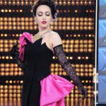 Chiara Francini Instagram – ❤️🌈🔥La finale è giunta!
La Regina è VIVA! VIVA LA REGINA👑🫅🤴👸🏻
Per me lo sono tutte. Da sempre. 
L’AperiFrancini ha reso ebbra me e i coniglietti che stavano con me. Buongustai🐰🍧🌈
DragRace è uno dei doni più belli mi siano stati fatti. C’è tutto ciò che amo laggiù, in quel paese fatato: la luce, la gioia, il dolore, la verità, la vita e la magnificenza di essere ciò che si vuole. Sempre. 

Grazie Ragazze. Mi inchino io. Solo per una volta. E per un buon motivo. 

Grazie ai miei colleghi e amici, e a tutto il team, Dimitri, Luigi, Sacha, Tommaso, Sebastiano, a Ballandi, a Paramount, Francesco, Luca. Grazie. 
A Mennella, Ninette, Pierrot… giorgette, Angelikà! Per rendermi così topa. Grazie. Ora posso mettere solo flanella. Per un po’. Poco. 

❤️ IL GRAN FINALE DI #dragraceitalia 3 è su @paramountplusit 

Watch #DragRaceItalia Season 3 now! ♥️🇮🇹 Streaming on:
🌎 @wowpresentsplus worldwide

❤️CORRETE. Fosse solo per i miei coniglietti, AMORI!

Prodotto da @ballandi_ 
@dimitricocciuti ❤️

Dress: @moschino 
Jewels: @moschino 
Shoes: @lesilla 
Gloves: @dueccigloves 
Fascinator: @verdemaggio 

APERIFRANCINI
Total look: @alessandroenriquez_official 
Shoes: @lesilla 
Hat: @moschino 

Make up: @valentini.nina 
Hair: Piero Giordi per @minetteroma 

Styling: @andrea.mennella 

Thanks: @comosuenaelcorazon 
@angycom72 

Le nostre QUEENS

@sypario 
@vezirja
@sissylea.queen
@lasheevadq
@amy_krania_dq
@silvanadellamagliana 
@morgana.cosmica 
@laprada_weareallprada 
@the.leila.yarn 
@aurora_lightning 
@adrianapicassoofficial 
@lina.galore 
@bianchinimelionce