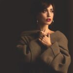 Chiara Francini Instagram - ❤️Ora che ti voglio. Dobbiamo avere il coraggio di chiedere e ottenere TUTTO: felicità, diritti, bellezza E LIBERTÀ. Su @donnamoderna di questa settimana mi racconto alla direttrice Maria Elena Viola in un’intervista da leggere sul magazine. E da sentire con la pancia e col cuore. Per tutte voi. ❤️ Fatemi sapere che ne pensate. Vi aspetto in edicola e da domani al cinema con Pare Parecchio Parigi. ❤️🗼 Photo: Marco Craig Styling: Cristina Nava Make-up: @valentini.nina Hair style: Piero Giordi per @minetteroma In Cover Cappotto: @maxmara Gioielli: @crivelliofficial Primo scatto: Cappotto: @maxmara Gioielli: @crivelliofficial Secondo scatto: Maglione over lana scollo a V: @zara Jeans: @citizensofhumanity Gioielli: @crivelliofficial Terzo scatto: Cardigan e pantaloni lana: @ballantyne_official Orecchini: @crivelliofficial Quarto scatto: Gonna a ruota e décolletées j’adior: @dior Quinto scarto: Abito: @wolford Plaid di cashmere: @hermes Décolletees: @sergiorossi Rossi. Hanno collaborato Marco Perize, Chiara Sarelini. Thanks to: @andreamennella
