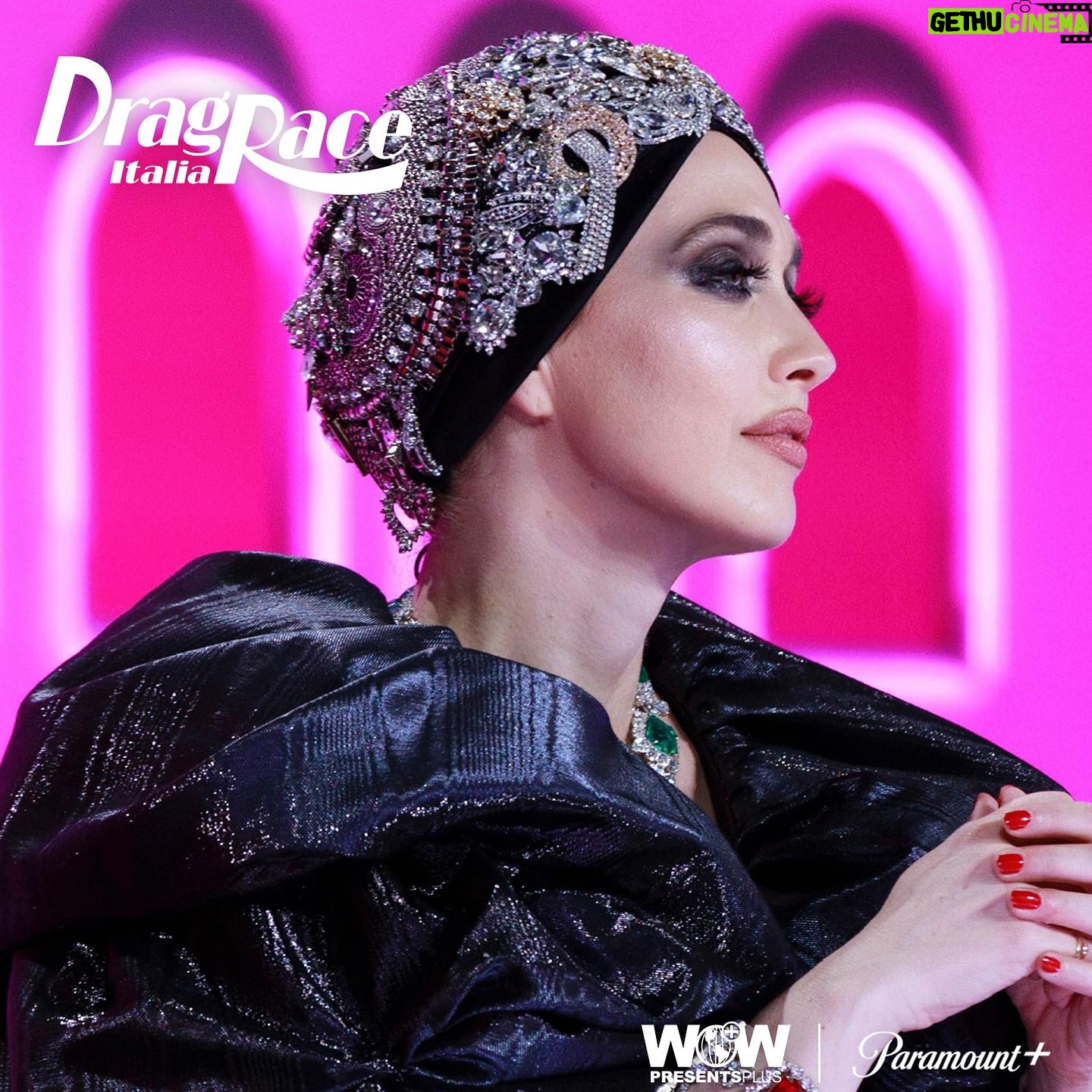 Chiara Francini Instagram - 🌈🇮🇹❤️ ... il giorno in cui ardere è arrivato. Amatevi e Ameteci. Sempre. ❤️ GUARDA #dragraceitalia 3 su @paramountplusit Watch the premiere of #DragRaceItalia Season 3 now! ♥️🇮🇹 Streaming on: 🌎 @wowpresentsplus worldwide ❤️Priscilla, io, Paola, Paolo e Miss Keta vi aspettiamo, al varco. AMORI❤️ Prodotto da @ballandi_ @dimitricocciuti ❤️ Black Dress: @moschino Shoes: @rogervivier Jewels: @moschino Fascinator: @francescacuccohandmade White outfit: @maisonluigiborbone Shoes: @lesilla Hair band: @francescacuccohandmade Make up: @valentini.nina Hair: Piero Giordi per @minetteroma Styling: @andrea.mennella Thanks: @comosuenaelcorazon @angycom72 Le nostre QUEENS @sypario @vezirja @sissylea.queen @lasheevadq @amy_krania_dq @silvanadellamagliana @morgana.cosmica @laprada_weareallprada @the.leila.yarn @aurora_lightning @adrianapicassoofficial @lina.galore @bianchinimelionce