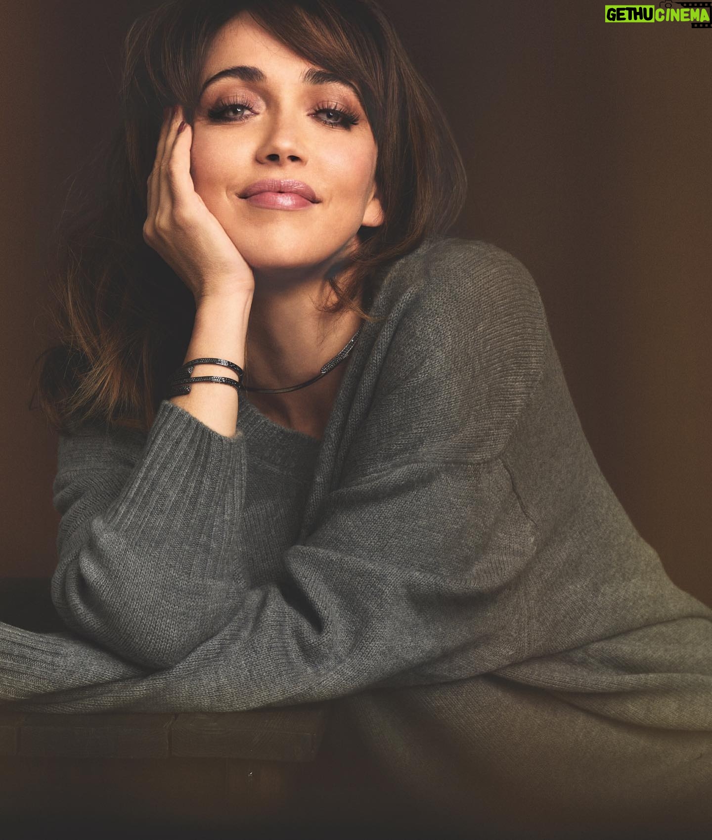 Chiara Francini Instagram - ❤️Ora che ti voglio. Dobbiamo avere il coraggio di chiedere e ottenere TUTTO: felicità, diritti, bellezza E LIBERTÀ. Su @donnamoderna di questa settimana mi racconto alla direttrice Maria Elena Viola in un’intervista da leggere sul magazine. E da sentire con la pancia e col cuore. Per tutte voi. ❤️ Fatemi sapere che ne pensate. Vi aspetto in edicola e da domani al cinema con Pare Parecchio Parigi. ❤️🗼 Photo: Marco Craig Styling: Cristina Nava Make-up: @valentini.nina Hair style: Piero Giordi per @minetteroma In Cover Cappotto: @maxmara Gioielli: @crivelliofficial Primo scatto: Cappotto: @maxmara Gioielli: @crivelliofficial Secondo scatto: Maglione over lana scollo a V: @zara Jeans: @citizensofhumanity Gioielli: @crivelliofficial Terzo scatto: Cardigan e pantaloni lana: @ballantyne_official Orecchini: @crivelliofficial Quarto scatto: Gonna a ruota e décolletées j’adior: @dior Quinto scarto: Abito: @wolford Plaid di cashmere: @hermes Décolletees: @sergiorossi Rossi. Hanno collaborato Marco Perize, Chiara Sarelini. Thanks to: @andreamennella