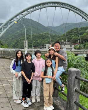 Chidjun Hung Instagram - Fam bam 😚🌈🫰 @chi4hung @thachino @chilihung @chitha.hung @chilynhung
