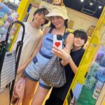 Chidjun Hung Instagram – Fam bam 😚🌈🫰 @chi4hung @thachino @chilihung @chitha.hung @chilynhung