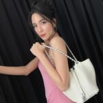 Chidjun Hung Instagram - เป๋ารุ่นนี้ ห้อย น้อล #labubu น้อล #crybaby 🥹🥰 เหมาะมากก 🌈 ของมันต้องมี @blingblingsister.official #blingblingsisterbag
