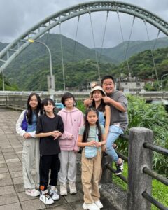 Chidjun Hung Instagram - Fam bam 😚🌈🫰 @chi4hung @thachino @chilihung @chitha.hung @chilynhung