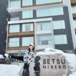 Chidjun Hung Instagram - รอบนี้พักที่ @setsuniseko สะดวกกว่าที่คิดไว้มาก ถูกใจสายกิน ตรงที่เราเดินไปหาอะไรอร่อยๆ ได้เพียบเลย แถวๆรร คือมีร้านเด็ดๆทั้งนั้น สะดวกสบาย ตรงไม่ต้องเรียกรถ เดินไปชิวๆ ใกล้ๆก็มี food truck แนว street food ง่ายๆก็มี คือ ครบ โลเคชั่นดีมาก อีกอย่างที่surprise คือ ห้องใหญ่และมีชุดครัวแบบครบองค์ ไมโครเวฟ เตาอบ เครื่องซักผ้า คือมีหมดในห้องเรา ทำอาหารได้แบบจุใจ facility ในรร ก็ดีงาม จองprivate onsen ได้รัวๆ อาหารเช้าคือชอบมากก เช่าอุปกรณ์สกีได้ในรร มีพร้อม รถรับ-ส่ง ไปเล่นตลอดทั้งวัน ยันมืด ถูกใจเรามาก 🫶💯 #setsuniseko