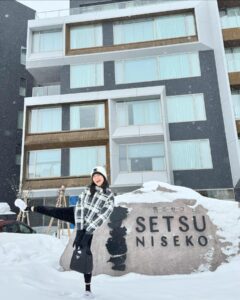 Chidjun Hung Instagram - รอบนี้พักที่ @setsuniseko สะดวกกว่าที่คิดไว้มาก ถูกใจสายกิน ตรงที่เราเดินไปหาอะไรอร่อยๆ ได้เพียบเลย แถวๆรร คือมีร้านเด็ดๆทั้งนั้น สะดวกสบาย ตรงไม่ต้องเรียกรถ เดินไปชิวๆ ใกล้ๆก็มี food truck แนว street food ง่ายๆก็มี คือ ครบ โลเคชั่นดีมาก อีกอย่างที่surprise คือ ห้องใหญ่และมีชุดครัวแบบครบองค์ ไมโครเวฟ เตาอบ เครื่องซักผ้า คือมีหมดในห้องเรา ทำอาหารได้แบบจุใจ facility ในรร ก็ดีงาม จองprivate onsen ได้รัวๆ อาหารเช้าคือชอบมากก เช่าอุปกรณ์สกีได้ในรร มีพร้อม รถรับ-ส่ง ไปเล่นตลอดทั้งวัน ยันมืด ถูกใจเรามาก 🫶💯 #setsuniseko