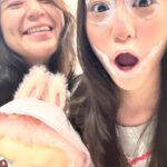 Chidjun Hung Instagram - จุ่มเองกับมือ555 ลาบูบู้ตัวนี้ superโคตร rare🤣 มีตัวเดียวในจักรวาล โอ้ยยลูกสาว ทำไปได้ @chilihung เป็นคนตลก เห็นมี้ อยากได้หนักมากก จัดให้ซะเลย เหมือนมั้ย?? เอา 💗💗💗 ไปเลยลูก รักตัวนี้ที่สุดนะจ้ะ 🫰😍 #labubu #chilihung #popmart