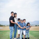 Chidjun Hung Instagram - Never change 👨🏻👩🏻👦🏻👧🏻👦🏻👧🏻🫶 ต้องเลื่อนดู👉🏻ลูกๆ โตขึ้นกันขนาดนี้เลยหรอเนี่ย ? #timeflies Before & After 📸 both snap by @taklongkukkik