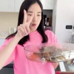 Chidjun Hung Instagram - เมนูนี้ให้ ผ่าน ผ่าน ผ่าน ✨ ‼️ ทำแล้วอร่อยมากก ควรจะเรียก ไก่ย่าง ไก่ตุ๋น หรือไก่ผัดกัน ดีคะทุกคน 😂 #ploychidjun #พลอยชิดจันทร์ #ห้องครัวTiktok #อาหารจีน #ตรุษจีน #ChineseNewYear2024 #CookingVideo #เปิดตู้เย็นพลอย