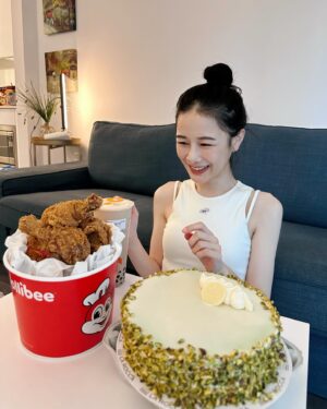 Chien Hung Instagram - 今年我可以過兩次生日！
因為時差12個小時 多倫多現在還是29號 
一早就開始陸陸續續收到祝福 🥰

平常不太過生日
今年想必會是印象很深刻的一次
很開心能開始實行以前的小小夢想
但同時間也因為一些事掛心難過
小時候常覺得 只要長大之後什麼事都做得到
但隨著年紀漸長反而越常焦慮、不安肩膀重
希望這趟旅程能重拾一些衝動 不管結果是充電還是漏電（？
雨女我本人打這段話同時 不太下雨的多倫多外面正在大雨
祝福我的家人朋友以及大家
都能身體健康 

另外水水灶咖超優惠的闆娘我本人生日慶開跑
如果要送外國的朋友歡迎選購蔥油辣拌麵
巴西、法國、日本跟韓國的同學都超尬意
加第二第三碗的那種 😆

#千在加拿大