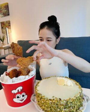 Chien Hung Instagram - 今年我可以過兩次生日！
因為時差12個小時 多倫多現在還是29號 
一早就開始陸陸續續收到祝福 🥰

平常不太過生日
今年想必會是印象很深刻的一次
很開心能開始實行以前的小小夢想
但同時間也因為一些事掛心難過
小時候常覺得 只要長大之後什麼事都做得到
但隨著年紀漸長反而越常焦慮、不安肩膀重
希望這趟旅程能重拾一些衝動 不管結果是充電還是漏電（？
雨女我本人打這段話同時 不太下雨的多倫多外面正在大雨
祝福我的家人朋友以及大家
都能身體健康 

另外水水灶咖超優惠的闆娘我本人生日慶開跑
如果要送外國的朋友歡迎選購蔥油辣拌麵
巴西、法國、日本跟韓國的同學都超尬意
加第二第三碗的那種 😆

#千在加拿大