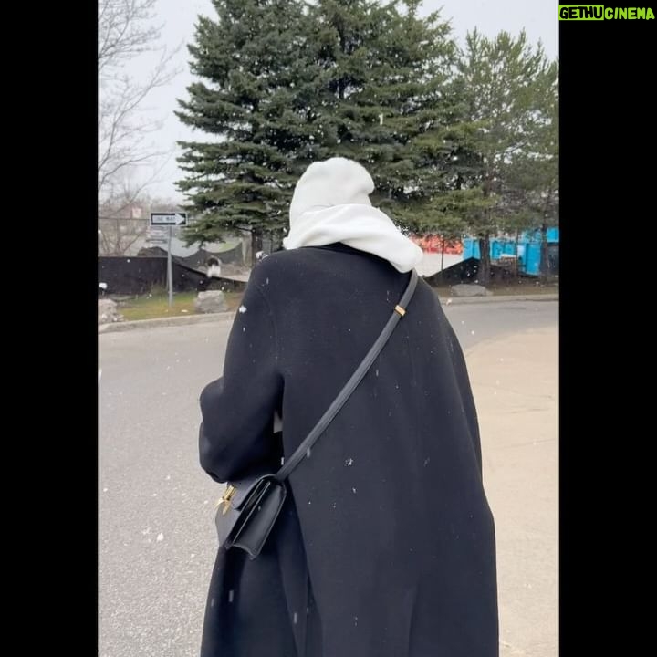 Chien Hung - 28.7K Likes - //
新片看了嗎 😆
原本是規劃三個月但後來拖到工作卡住
前後加減只能一個月
總之有圓到學生時期的夢想
不論長短都蠻開心的
而且有了這次規劃的經驗下回就能順手了🧡
菜英千脫離學生太久
早上習慣喝咖啡跟一大杯水
第一堂上課沒多久就極度想上廁所
我一直在觀察到底是直接走出去還是要妙麗舉手
最後忍不住只好問隔壁的巴西同學
重回學生生活上課的第一個問題居然是問這個
不爭氣的膀胱啊啊啊
同學們大多預計待半年到一年
因為是中途加入
所以還在努力交朋友 🥹
好多瑣碎可以分享
第一週下了四天雨其中一天還下冰雹
吃了八間店、逛了五間超市
逛了聖羅倫斯市場
#千在加拿大