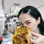 Chien Hung Instagram – //（終於發成功了 🥹
前幾天貼文問大家多倫多的推薦收集到超多名單
看到標籤滿滿好幸福 哈哈
踩點還陸續遇到好多觀眾 🧡

#我真的是雨女  這幾天雨不停好冷
#前幾天還乾冷到流鼻血 🤣

P1-2
📍Gus tacos
點了兩個口味都很喜歡🤤
-Chilaca 配asada 
第一口咬下去本來覺得還好
但過了幾秒餅的香味伴隨著起司跟烤肉香氣上來 超ㄕㄨㄚˋ嘴
-torta配pastor 
第一口下去驚艷感就來了
烤肉、酪梨醬、烤鳳梨跟各種香料
調味下的剛剛好 味道豐富又有層次 

P3-4 
📍kensington market
本來目標是吃Gus tacos 結果意外來到熱門的市場
路上很多塗鴉、音樂、小吃跟五顏六色的衣服跟飾品店
還有人問我相機哈哈哈

P5-6
📍 Aux Merveilleux de Fred 
這間也是觀眾推薦 說TWICE有去過😆
（還特別去搜尋想要點同款蛋糕哈哈哈
很喜歡麵包的口感 濕潤微Q 
對我來說太甜 但配咖啡應該會滿讚的
…我不知道哪根筋不對點了薑汁汽水
整個甜上加甜哈哈哈

P7 第一次搭路面電車🚋
覺得到哪都在施工 為何🚧🤣

P8
tim hortons 的double double
沒有想像中甜說 天冷喝滿療癒的 🤣

#千在加拿大
#我結帳一直在深呼吸
#在這邊不敢亂講我可以吃十個哈哈哈