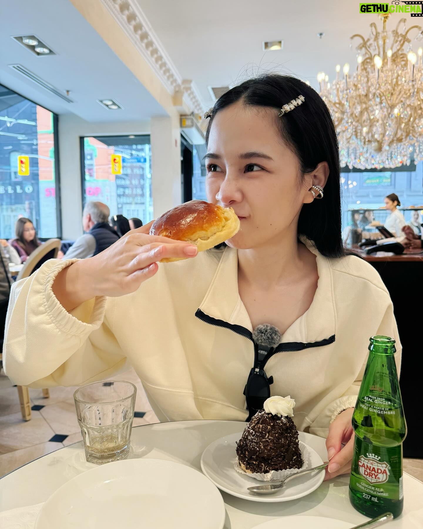 Chien Hung Instagram - //(終於發成功了 🥹 前幾天貼文問大家多倫多的推薦收集到超多名單 看到標籤滿滿好幸福 哈哈 踩點還陸續遇到好多觀眾 🧡 #我真的是雨女 這幾天雨不停好冷 #前幾天還乾冷到流鼻血 🤣 P1-2 📍Gus tacos 點了兩個口味都很喜歡🤤 -Chilaca 配asada 第一口咬下去本來覺得還好 但過了幾秒餅的香味伴隨著起司跟烤肉香氣上來 超ㄕㄨㄚˋ嘴 -torta配pastor 第一口下去驚艷感就來了 烤肉、酪梨醬、烤鳳梨跟各種香料 調味下的剛剛好 味道豐富又有層次 P3-4 📍kensington market 本來目標是吃Gus tacos 結果意外來到熱門的市場 路上很多塗鴉、音樂、小吃跟五顏六色的衣服跟飾品店 還有人問我相機哈哈哈 P5-6 📍 Aux Merveilleux de Fred 這間也是觀眾推薦 說TWICE有去過😆 (還特別去搜尋想要點同款蛋糕哈哈哈 很喜歡麵包的口感 濕潤微Q 對我來說太甜 但配咖啡應該會滿讚的 …我不知道哪根筋不對點了薑汁汽水 整個甜上加甜哈哈哈 P7 第一次搭路面電車🚋 覺得到哪都在施工 為何🚧🤣 P8 tim hortons 的double double 沒有想像中甜說 天冷喝滿療癒的 🤣 #千在加拿大 #我結帳一直在深呼吸 #在這邊不敢亂講我可以吃十個哈哈哈